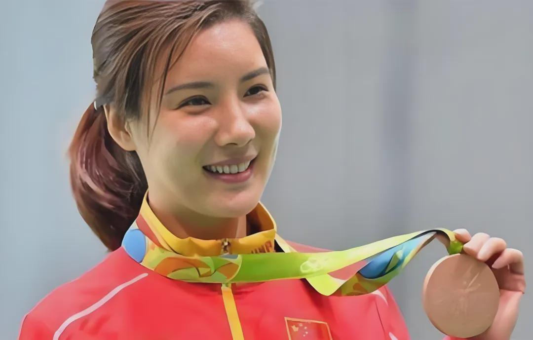 乐竞体育44岁奥运冠军杜丽近况曝光！嫁师弟庞伟育有一子，结婚17年被宠成公主