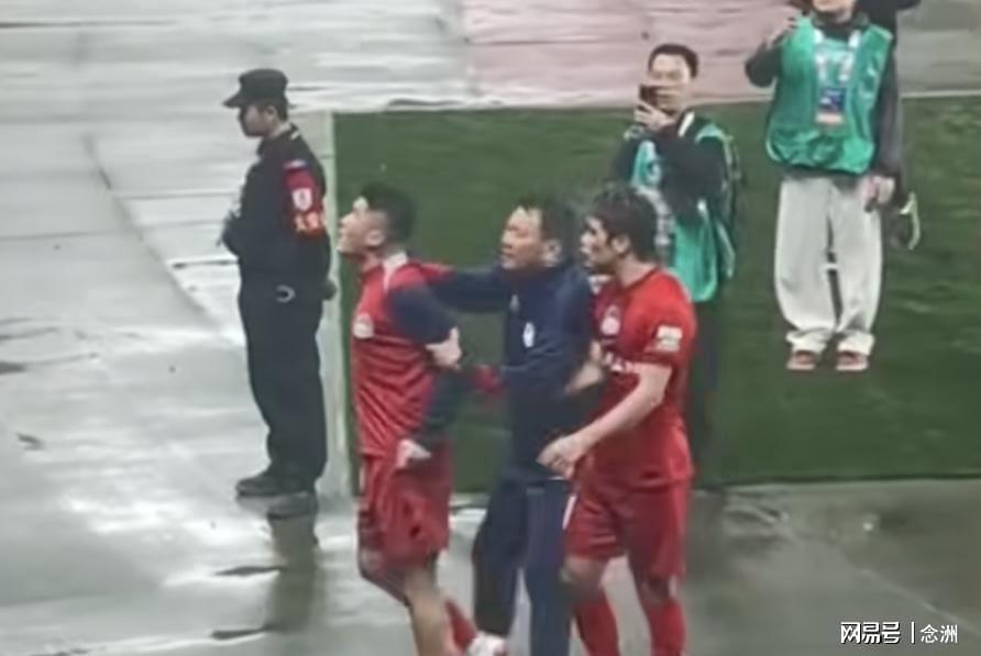 乐竞体育被骂“丢人现眼”！30岁国脚暴怒：冲上去要和球迷对峙 拉都拉不住